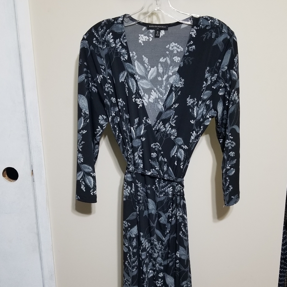 Banana Republic Medium Wrap Dress Black Grey Blue Floral Elegant Stretchy